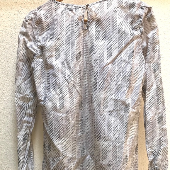Silk Pull Over Blouse. Beautiful Pintucked Details. Elegant. The Gap. Small - Picture 5 of 10